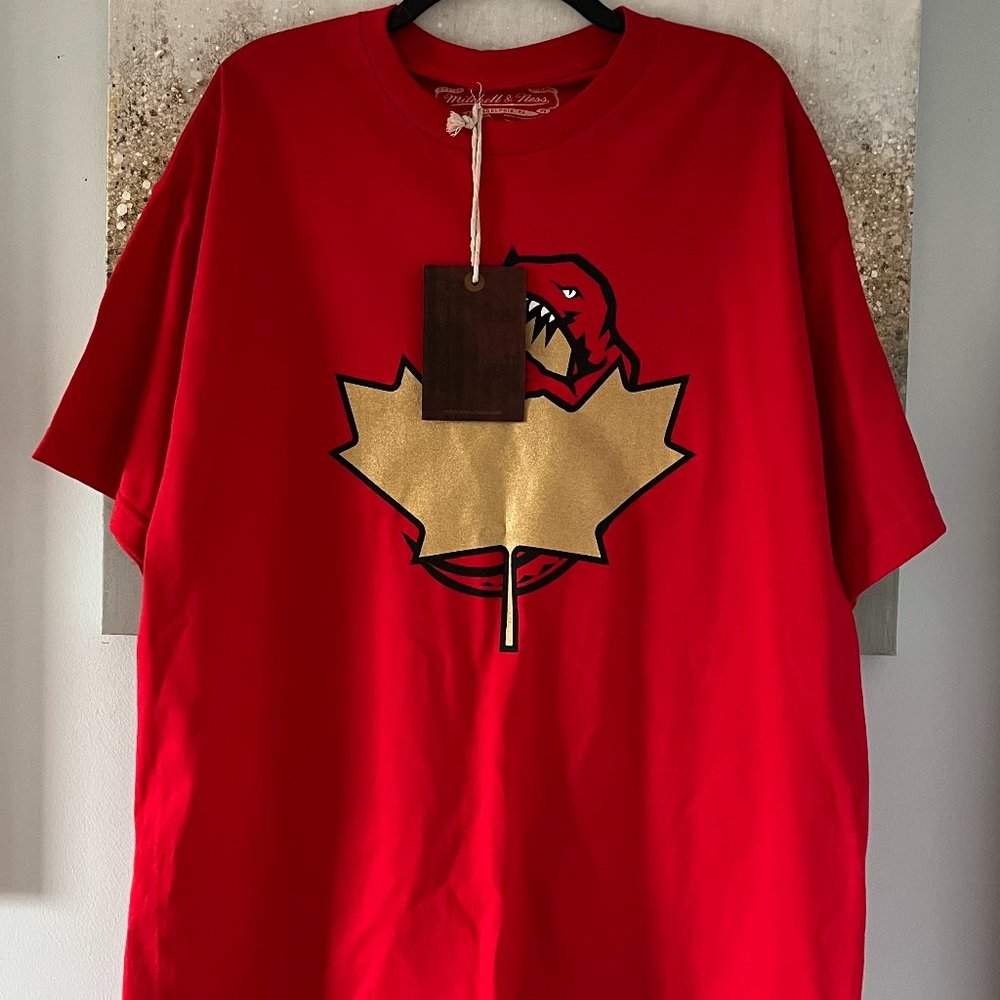 Mitchell & Ness Toronto Raptors Hug the Leaf T-Shirt (NWT)